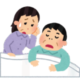 睡眠時無呼吸症候群（SAS）の症状に悩む夫婦のイラスト。睡眠中に呼吸が止まり不安そうに見守る様子を表現。