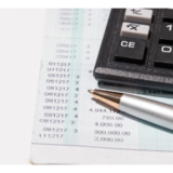 ミスが増えたときに叱る前に数字で現場を見直す経営判断を表現したオフィスのイメージ