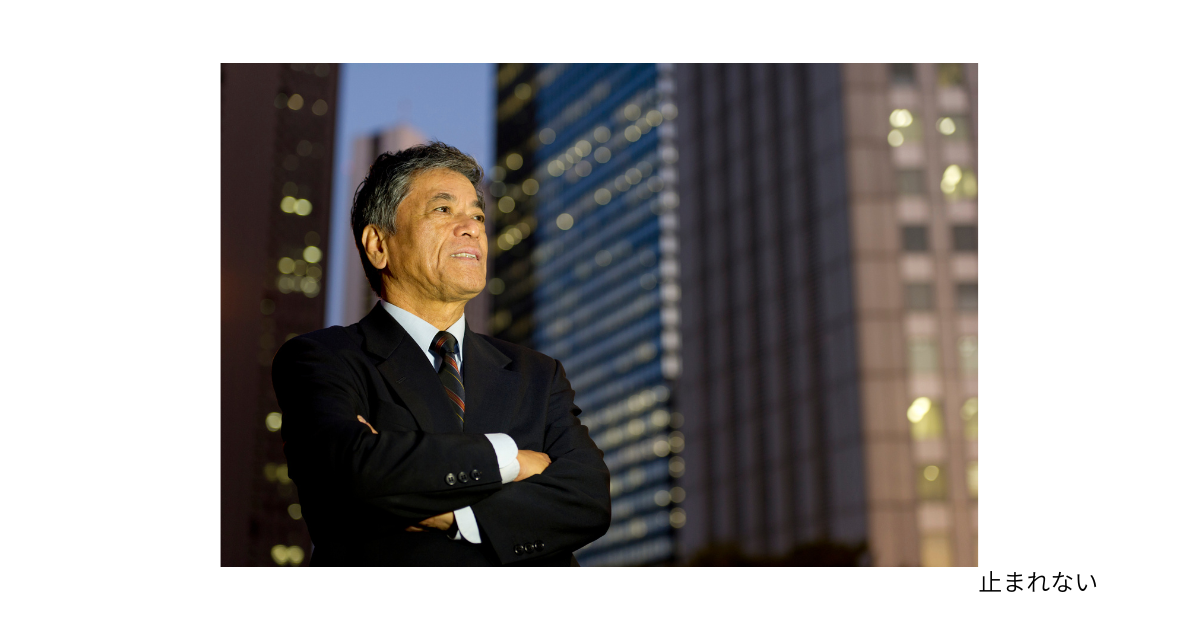 社長が現場に出続けることで生じる判断集中と見えないリスクを象徴する、夜のオフィスで一人作業する人物のイメージ