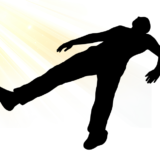 ストレスが気合では消えず、身体に痕跡として残ることを象徴する静かな人物シルエットのイメージ