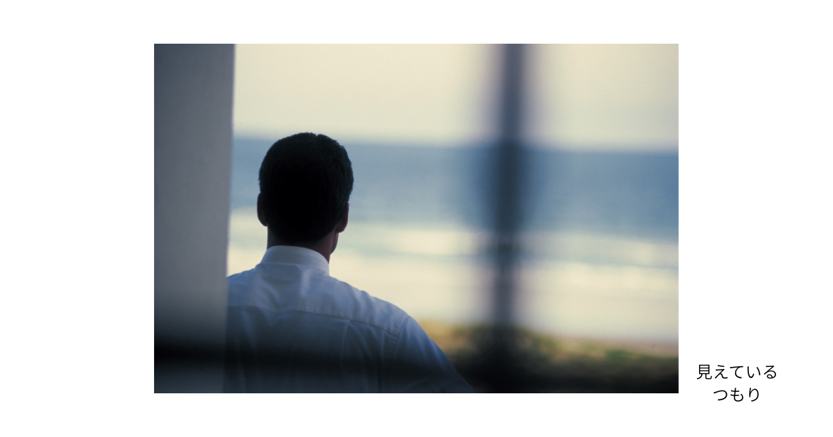 頑張っている社長ほど会社の小さな異変に気づきにくくなることを象徴する、静かなオフィスと自然光のイメージ