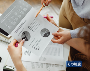 健康経営の制度は整っているが、判断や運用が止まっている状態を象徴する、チェックリストや書類が置かれた静かなオフィスのイメージ