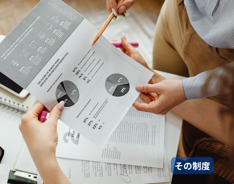 健康経営の制度は整っているが、判断や運用が止まっている状態を象徴する、チェックリストや書類が置かれた静かなオフィスのイメージ