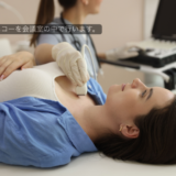 「病院に行かせない」という大きなキャッチコピーが配置されたアイキャッチ画像。オフィスの会議室で専門技師が社員に頸動脈エコー検査を実施している様子と、最短10分・移動ゼロというメリットが強調されたデザイン。