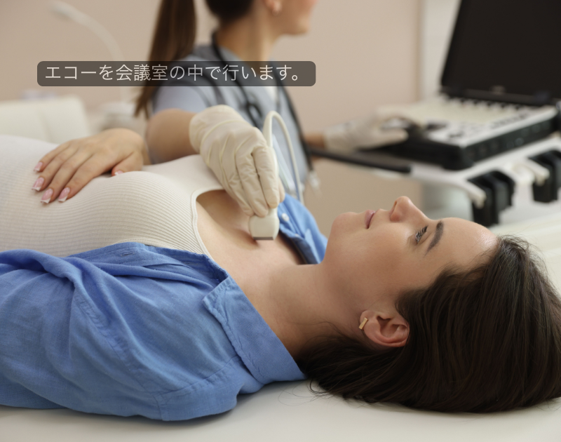 「病院に行かせない」という大きなキャッチコピーが配置されたアイキャッチ画像。オフィスの会議室で専門技師が社員に頸動脈エコー検査を実施している様子と、最短10分・移動ゼロというメリットが強調されたデザイン。