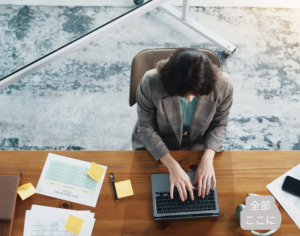 社長が判断や責任を一人で抱え込み、社員が考えなくなってしまう組織構造を象徴する、書類に囲まれたオフィスで一人考える経営者のイメージ