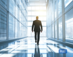 社員を辞めさせない経営が常に正解とは限らないという判断の難しさを象徴する、オフィスで思案する経営者の姿