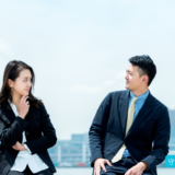 社員を甘やかすのではなく、真剣に向き合い守ろうとする経営者の姿勢を象徴する、静かな緊張感のあるオフィスシーン