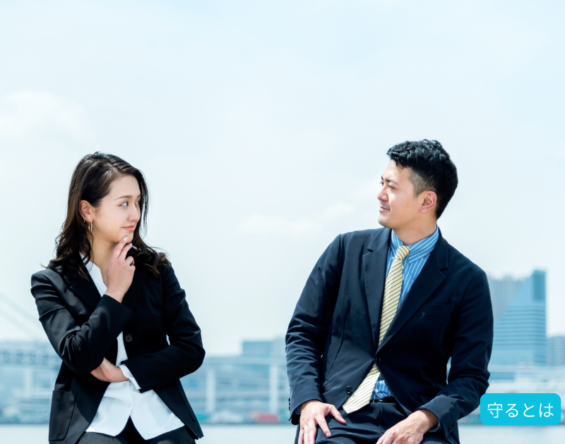 社員を甘やかすのではなく、真剣に向き合い守ろうとする経営者の姿勢を象徴する、静かな緊張感のあるオフィスシーン