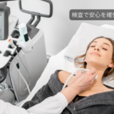 オフィスで実施される出張頸動脈エコー検査の様子。脳梗塞予防を目的とした企業向けサービス。