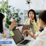 責任や判断の範囲が明確で、安心して働ける職場環境を象徴する落ち着いたオフィスの様子